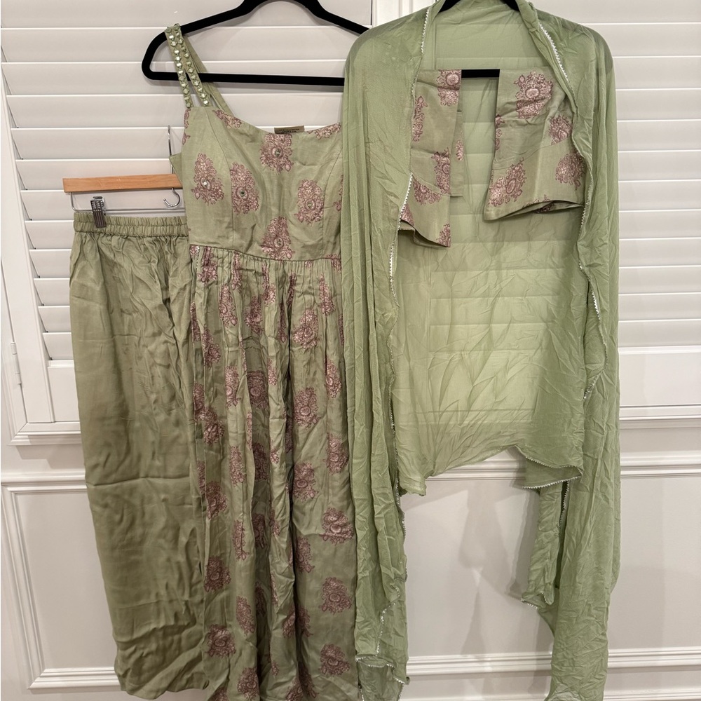 Pretty high cut palazzo pant outfit